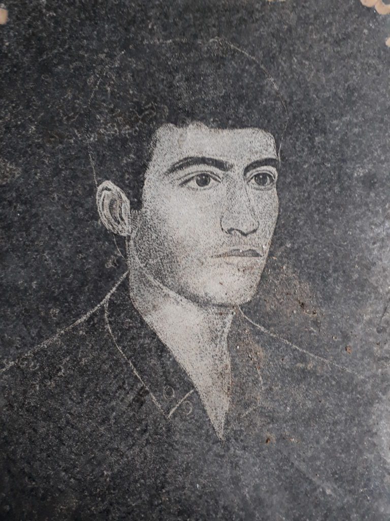 شهید غلام رضا پرتقالی فرزند حسین